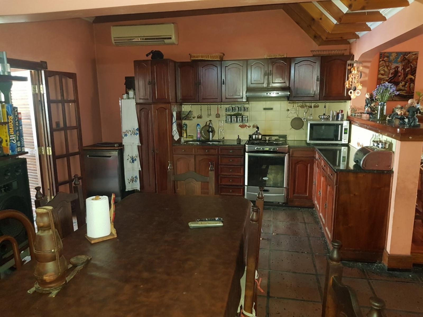 Excelente casa de 5 ambientes, 3 dormitorios 1 escritorio, amplio fondo, pileta, quincho y garage.- Oportunidad,. Se aceptan permutas menor valor.Consulte. — foto 11