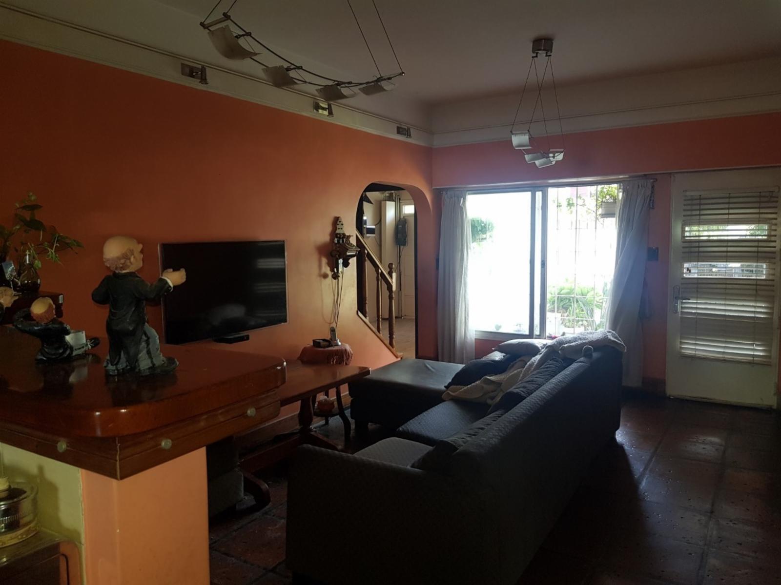 Excelente casa de 5 ambientes, 3 dormitorios 1 escritorio, amplio fondo, pileta, quincho y garage.- Oportunidad,. Se aceptan permutas menor valor.Consulte. — foto 13