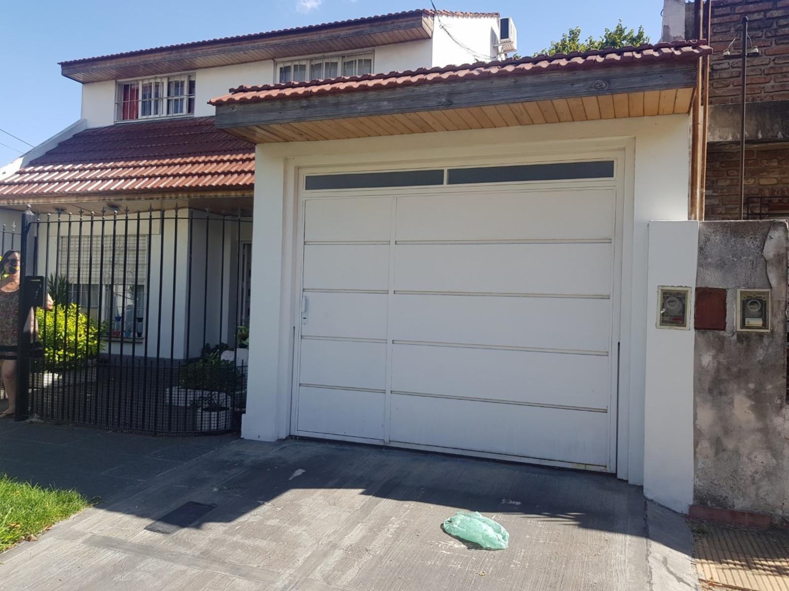 Excelente casa de 5 ambientes, 3 dormitorios 1 escritorio, amplio fondo, pileta, quincho y garage.- Oportunidad,. Se aceptan permutas menor valor.Consulte. — foto 14