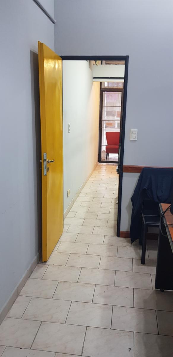 Excelente local a la venta y en Alquiler en zona muy comercial sobre la calle Arieta. Ideal para diversos emprendimientos. Posee 32,32 mts2. Oportunidad. — foto 7