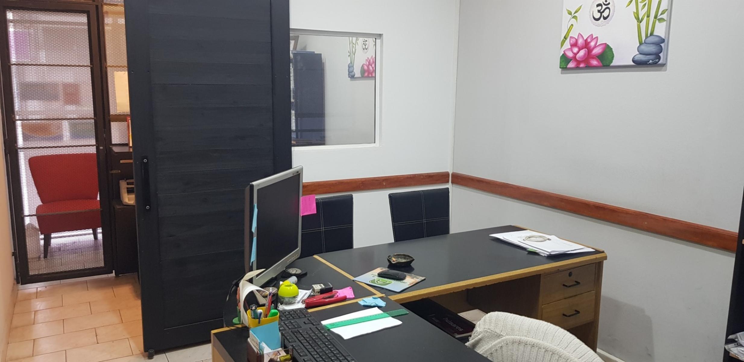 Excelente local a la venta y en Alquiler en zona muy comercial sobre la calle Arieta. Ideal para diversos emprendimientos. Posee 32,32 mts2. Oportunidad. — foto 8