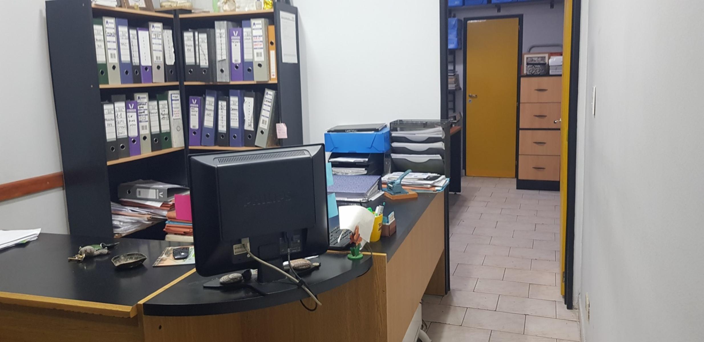 Excelente local a la venta y en Alquiler en zona muy comercial sobre la calle Arieta. Ideal para diversos emprendimientos. Posee 32,32 mts2. Oportunidad. — foto 9