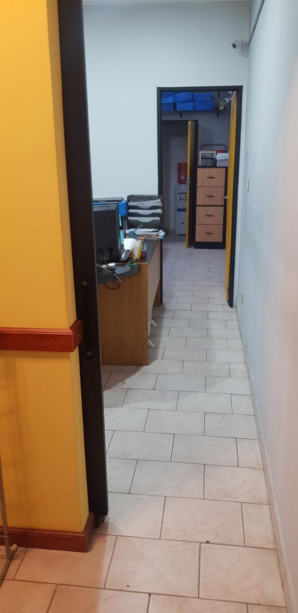 Excelente local a la venta y en Alquiler en zona muy comercial sobre la calle Arieta. Ideal para diversos emprendimientos. Posee 32,32 mts2. Oportunidad. — foto 14