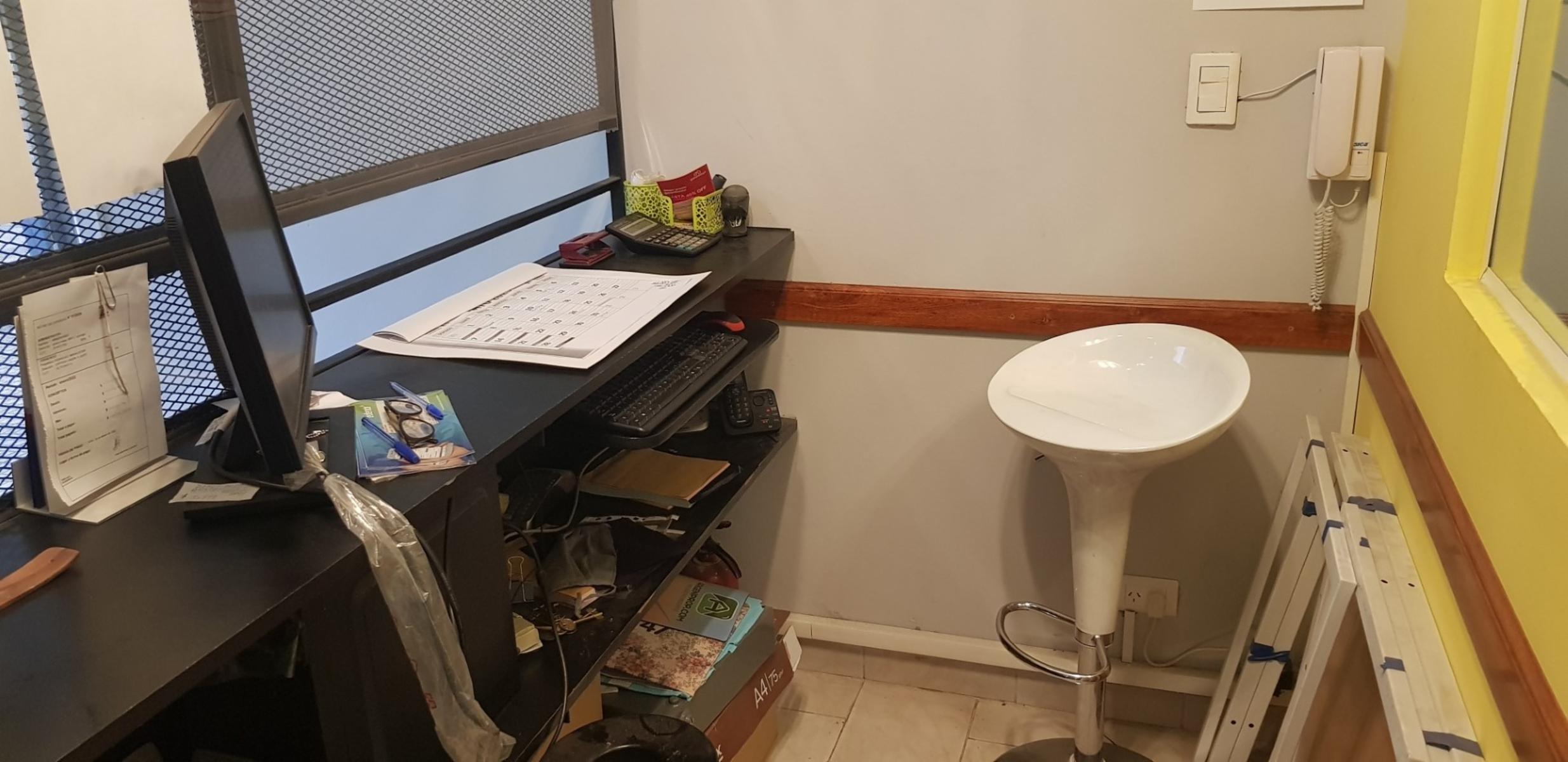 Excelente local a la venta y en Alquiler en zona muy comercial sobre la calle Arieta. Ideal para diversos emprendimientos. Posee 32,32 mts2. Oportunidad. — foto 15