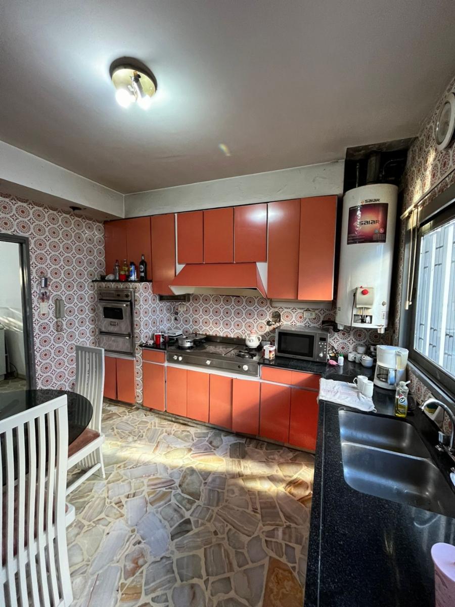 Chalet 5 ambientes de 269 M2, en Ramos Mejia, en 2 plantas con 4 dormitorios,2 baños y garage para 3 autos, frente con rejas, a 1 cuadra de Av. de Mayo.