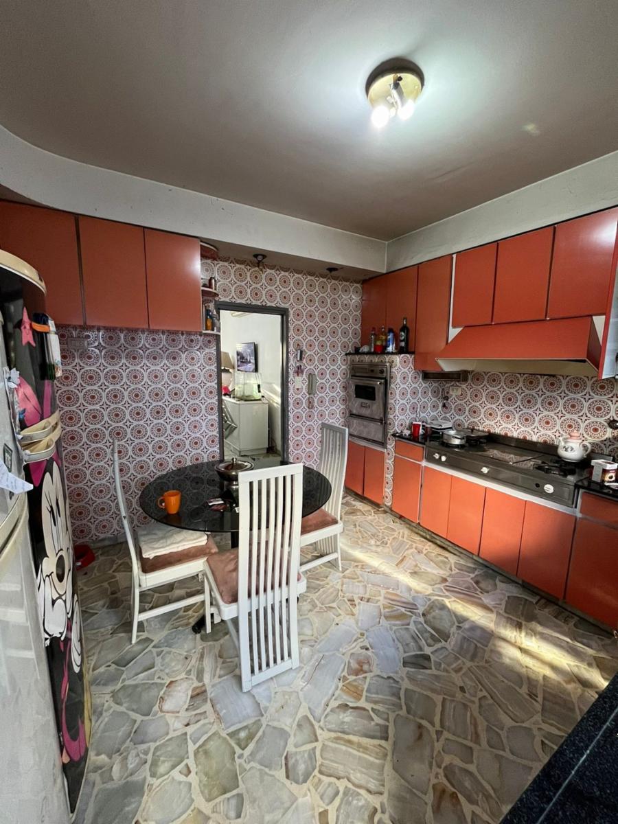 Chalet 5 ambientes de 269 M2, en Ramos Mejia, en 2 plantas con 4 dormitorios,2 baños y garage para 3 autos, frente con rejas, a 1 cuadra de Av. de Mayo. — foto 2