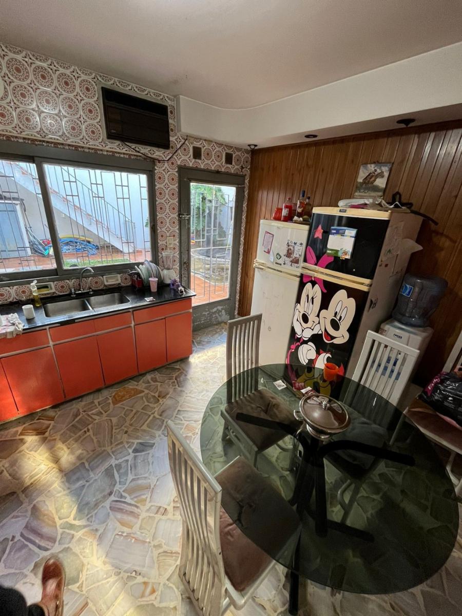 Chalet 5 ambientes de 269 M2, en Ramos Mejia, en 2 plantas con 4 dormitorios,2 baños y garage para 3 autos, frente con rejas, a 1 cuadra de Av. de Mayo. — foto 4