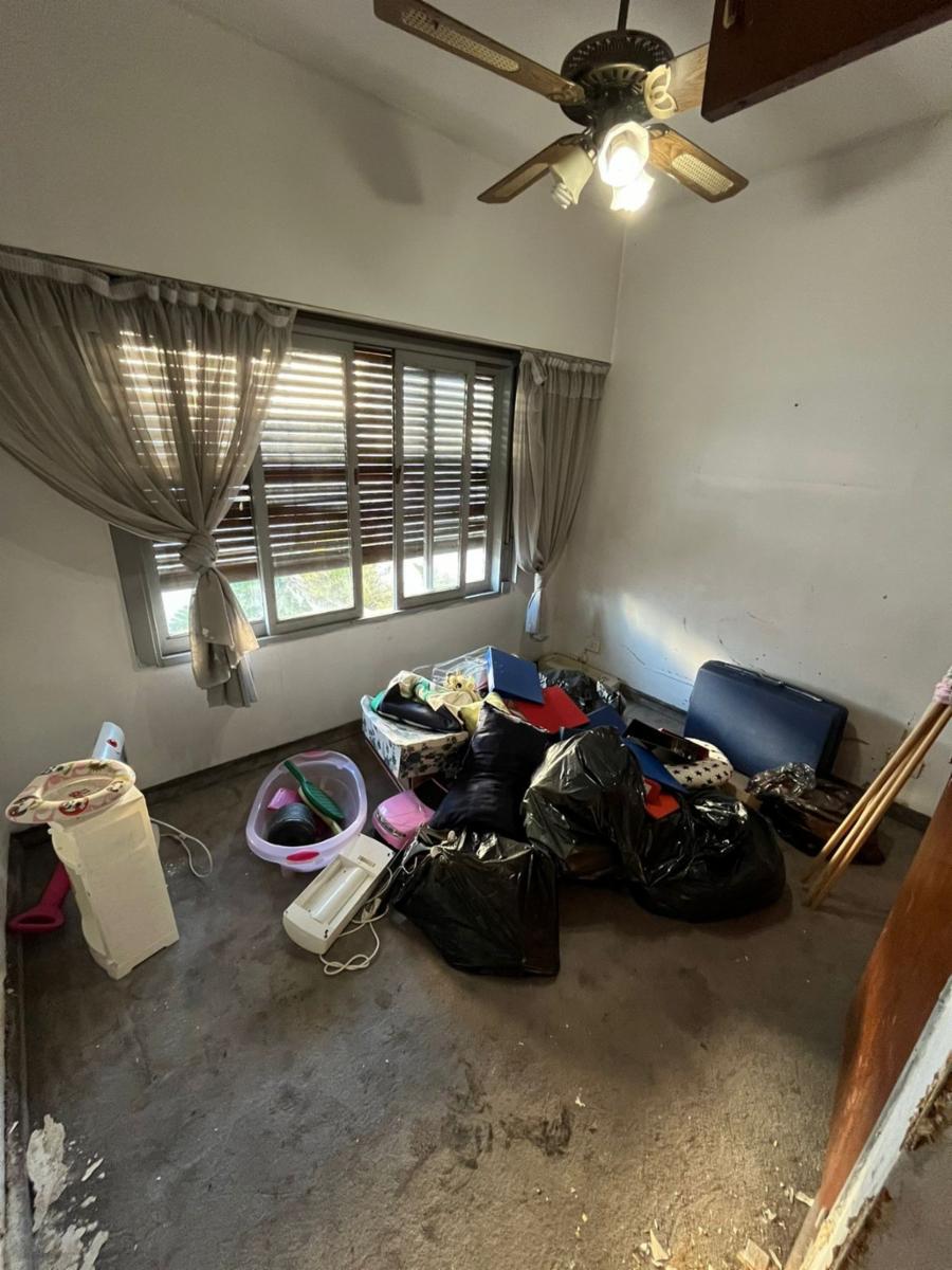 Chalet 5 ambientes de 269 M2, en Ramos Mejia, en 2 plantas con 4 dormitorios,2 baños y garage para 3 autos, frente con rejas, a 1 cuadra de Av. de Mayo. — foto 6