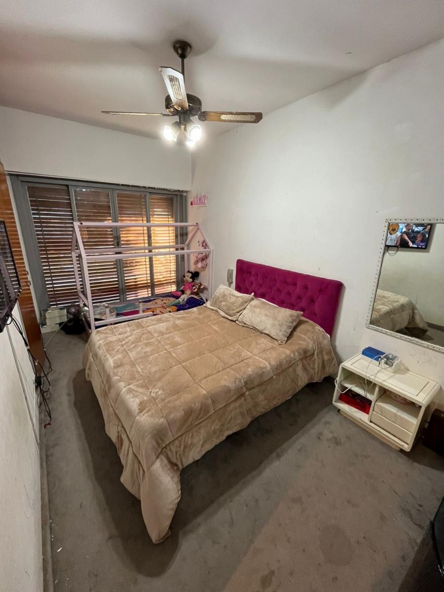 Chalet 5 ambientes de 269 M2, en Ramos Mejia, en 2 plantas con 4 dormitorios,2 baños y garage para 3 autos, frente con rejas, a 1 cuadra de Av. de Mayo. — foto 7