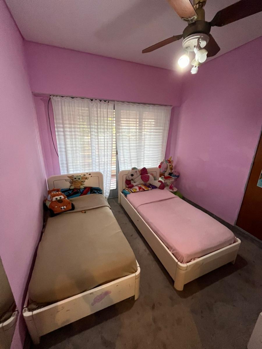 Chalet 5 ambientes de 269 M2, en Ramos Mejia, en 2 plantas con 4 dormitorios,2 baños y garage para 3 autos, frente con rejas, a 1 cuadra de Av. de Mayo. — foto 8