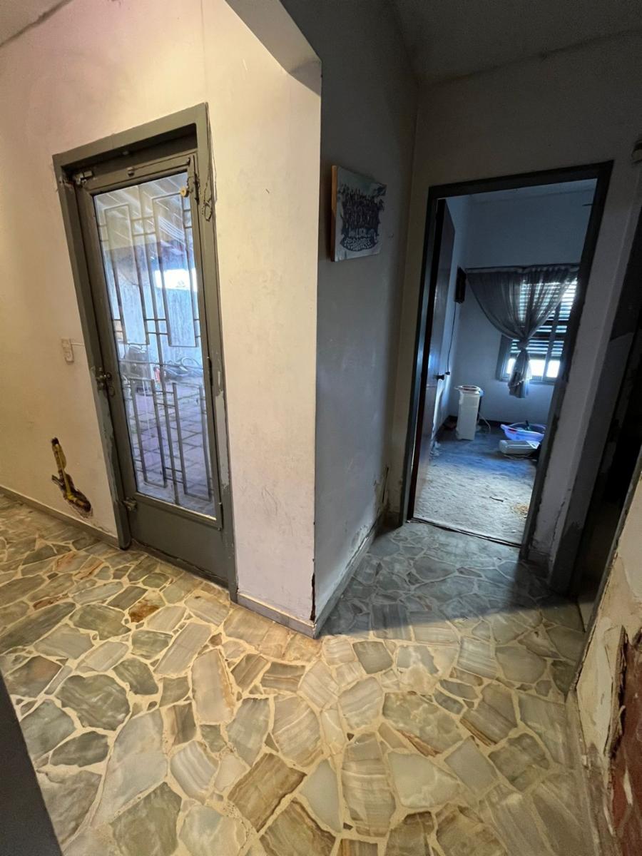 Chalet 5 ambientes de 269 M2, en Ramos Mejia, en 2 plantas con 4 dormitorios,2 baños y garage para 3 autos, frente con rejas, a 1 cuadra de Av. de Mayo. — foto 9