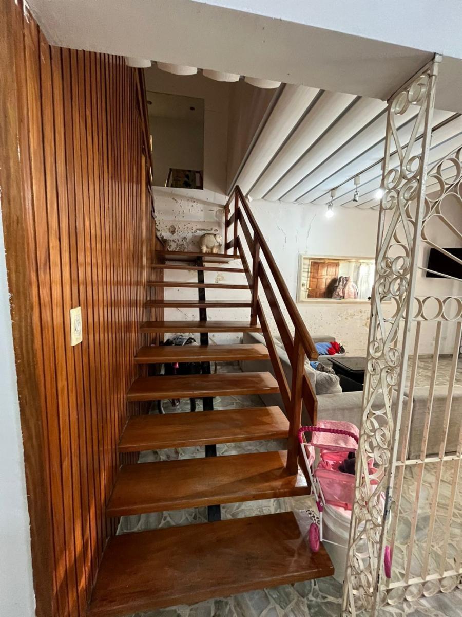 Chalet 5 ambientes de 269 M2, en Ramos Mejia, en 2 plantas con 4 dormitorios,2 baños y garage para 3 autos, frente con rejas, a 1 cuadra de Av. de Mayo. — foto 11