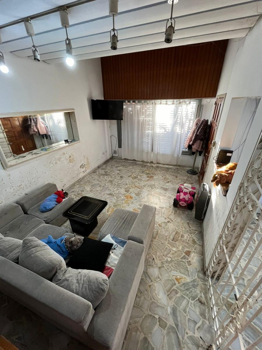 Chalet 5 ambientes de 269 M2, en Ramos Mejia, en 2 plantas con 4 dormitorios,2 baños y garage para 3 autos, frente con rejas, a 1 cuadra de Av. de Mayo. — foto 12
