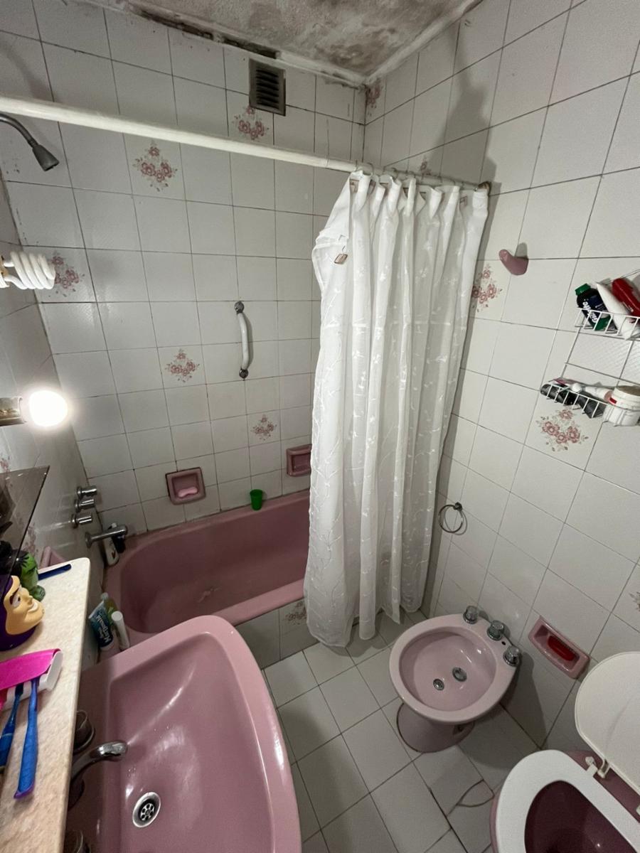 Chalet 5 ambientes de 269 M2, en Ramos Mejia, en 2 plantas con 4 dormitorios,2 baños y garage para 3 autos, frente con rejas, a 1 cuadra de Av. de Mayo. — foto 13