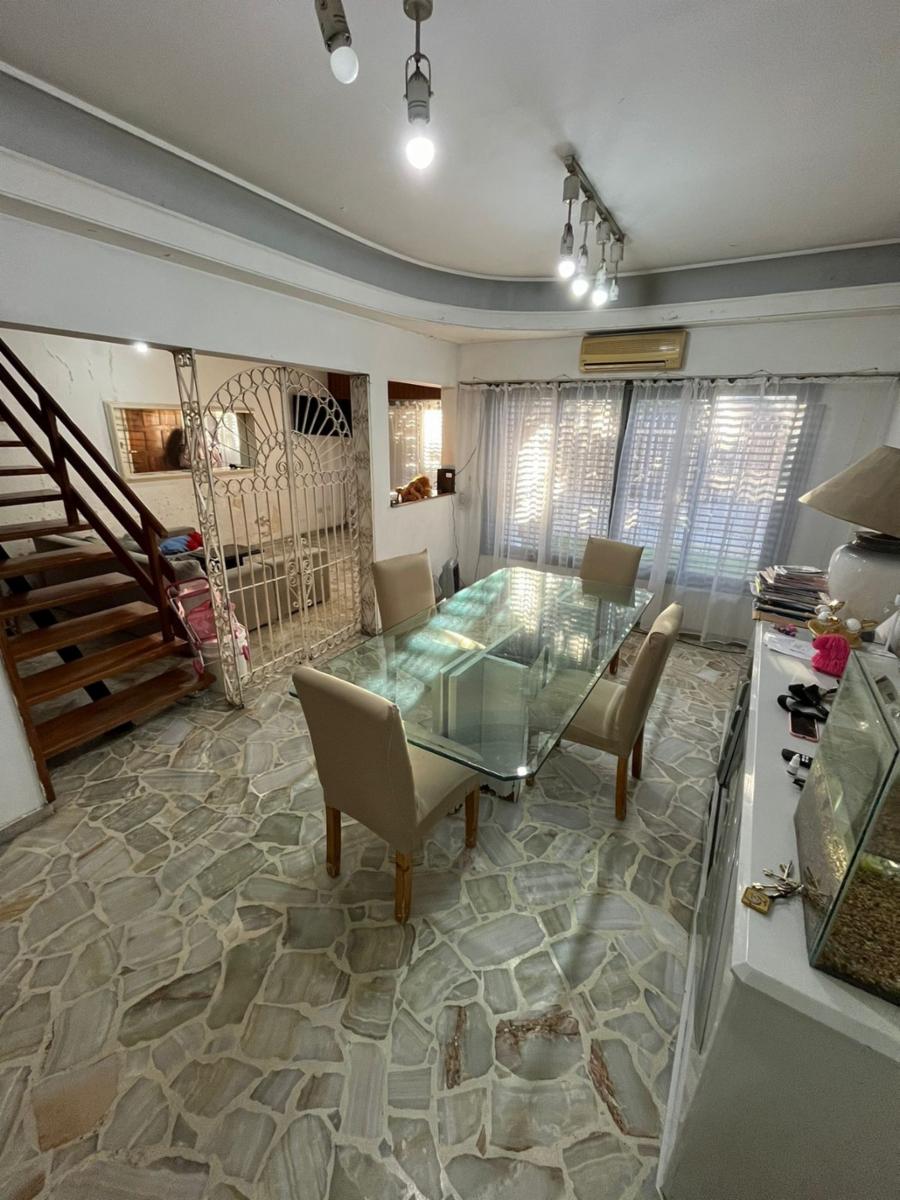 Chalet 5 ambientes de 269 M2, en Ramos Mejia, en 2 plantas con 4 dormitorios,2 baños y garage para 3 autos, frente con rejas, a 1 cuadra de Av. de Mayo. — foto 14