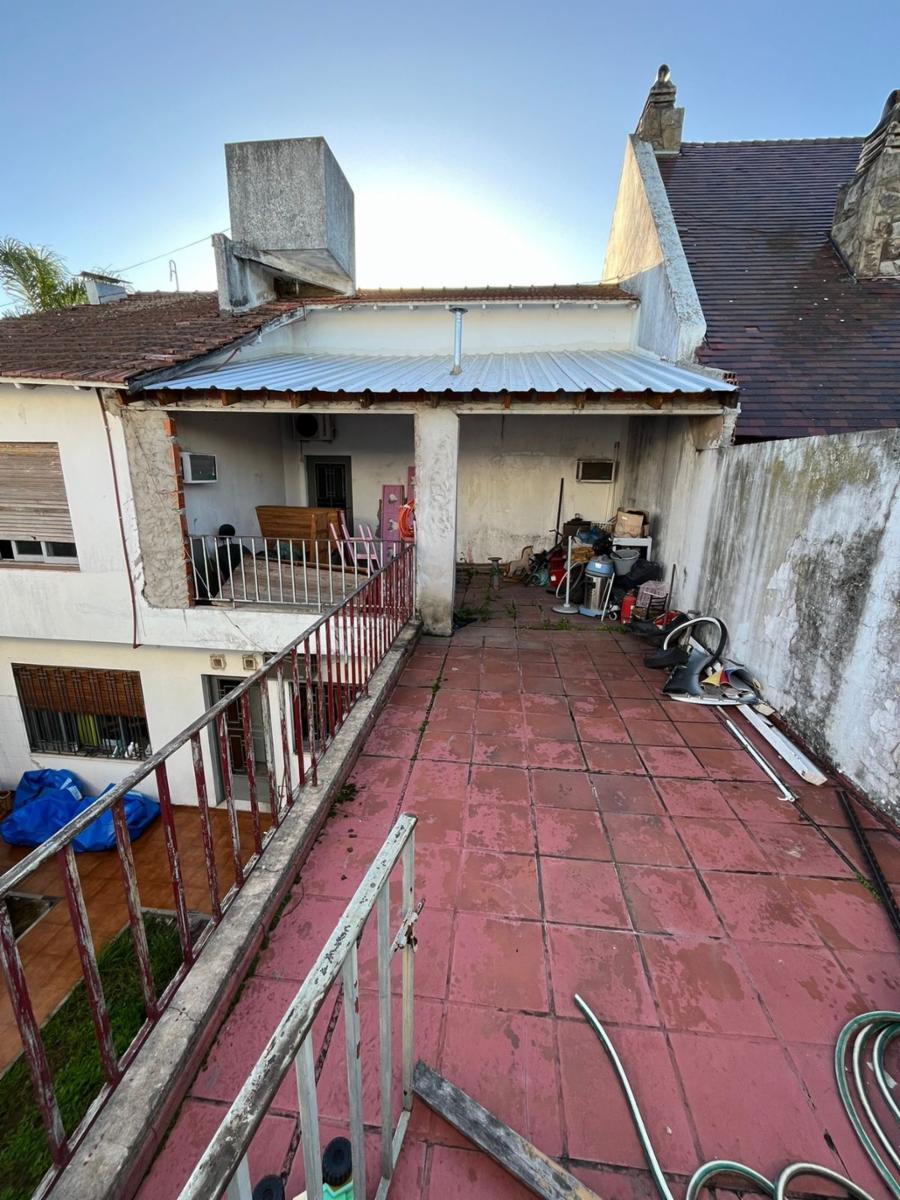 Chalet 5 ambientes de 269 M2, en Ramos Mejia, en 2 plantas con 4 dormitorios,2 baños y garage para 3 autos, frente con rejas, a 1 cuadra de Av. de Mayo. — foto 15
