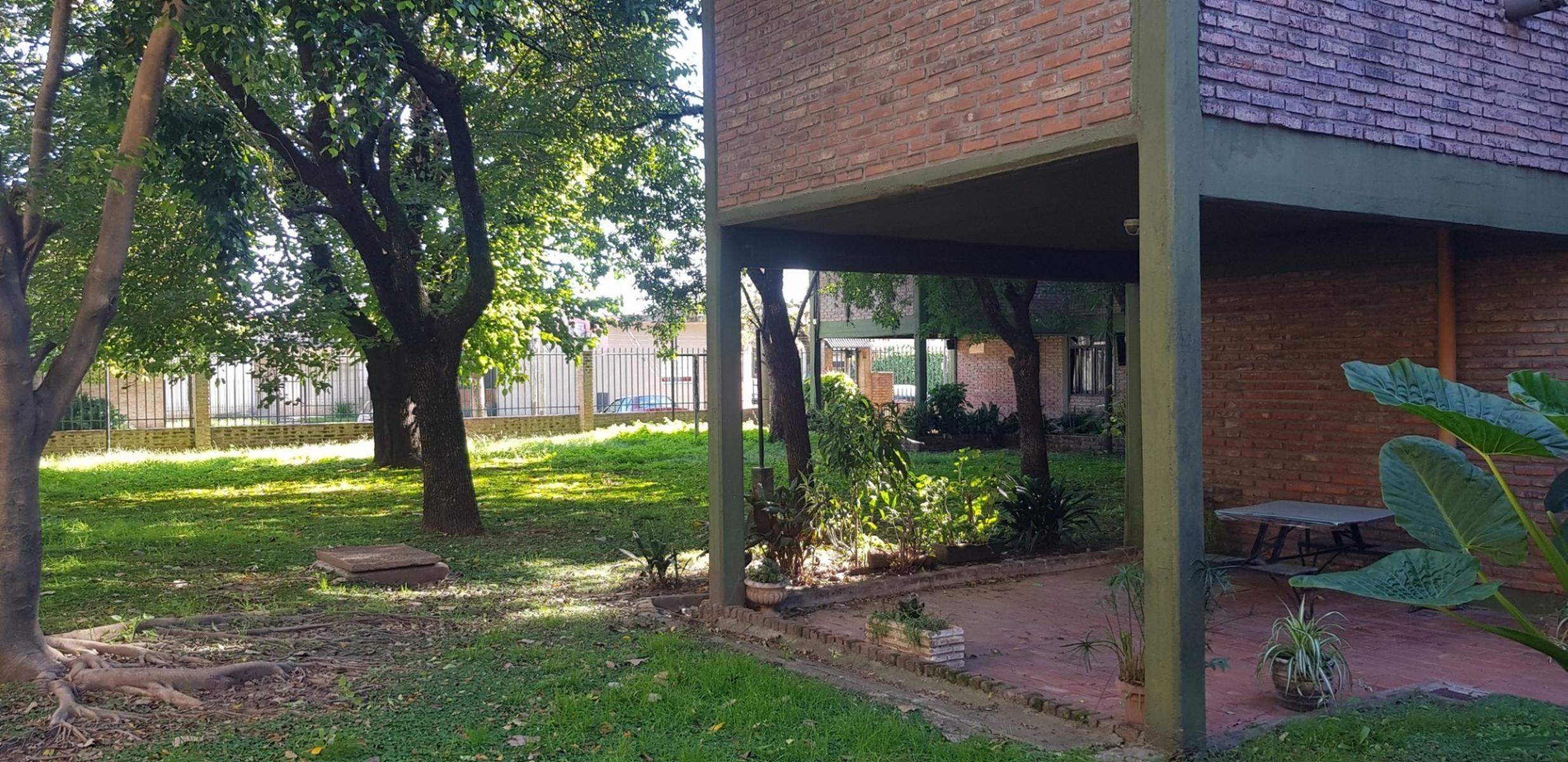 Departamento de 3 ambientes en Moron Sur, dentro de barrio cerrado con parque, con 2 amplios dormitorios con vista al parque y amplio living , cocina, lavadero integrada, baño completo. Oportunidad — foto 7