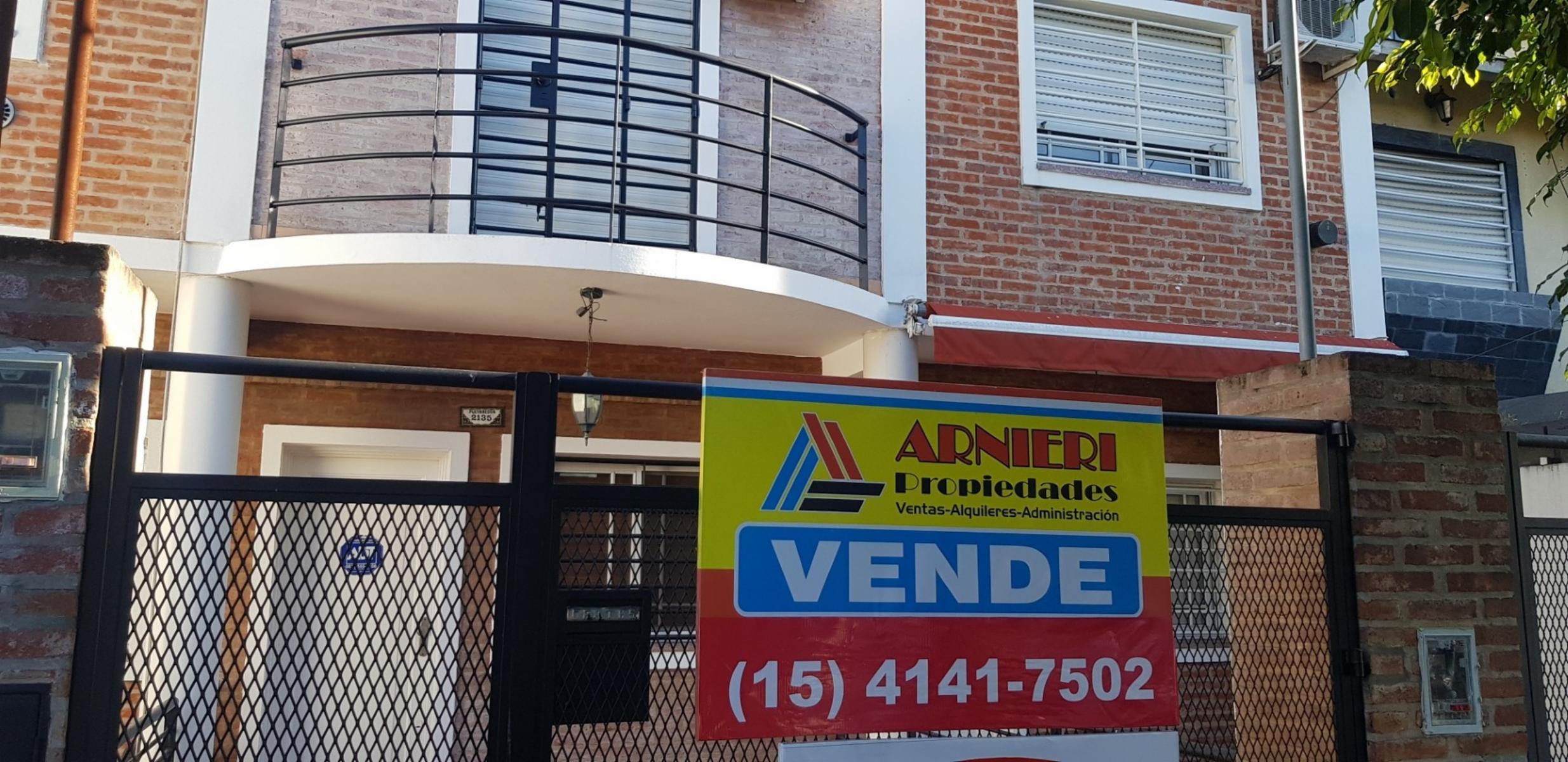 Excelente Triplex en Ramos Mejia Sur, buena ubicacion, 2 domitorios muy luminosos,baño completo, playrron con 2patios,entrada de auto. Oportunidad