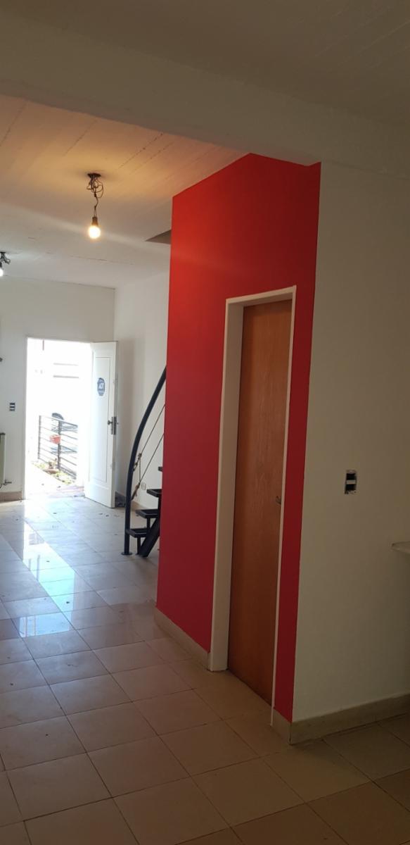 Excelente Triplex en Ramos Mejia Sur, buena ubicacion, 2 domitorios muy luminosos,baño completo, playrron con 2patios,entrada de auto. Oportunidad — foto 2