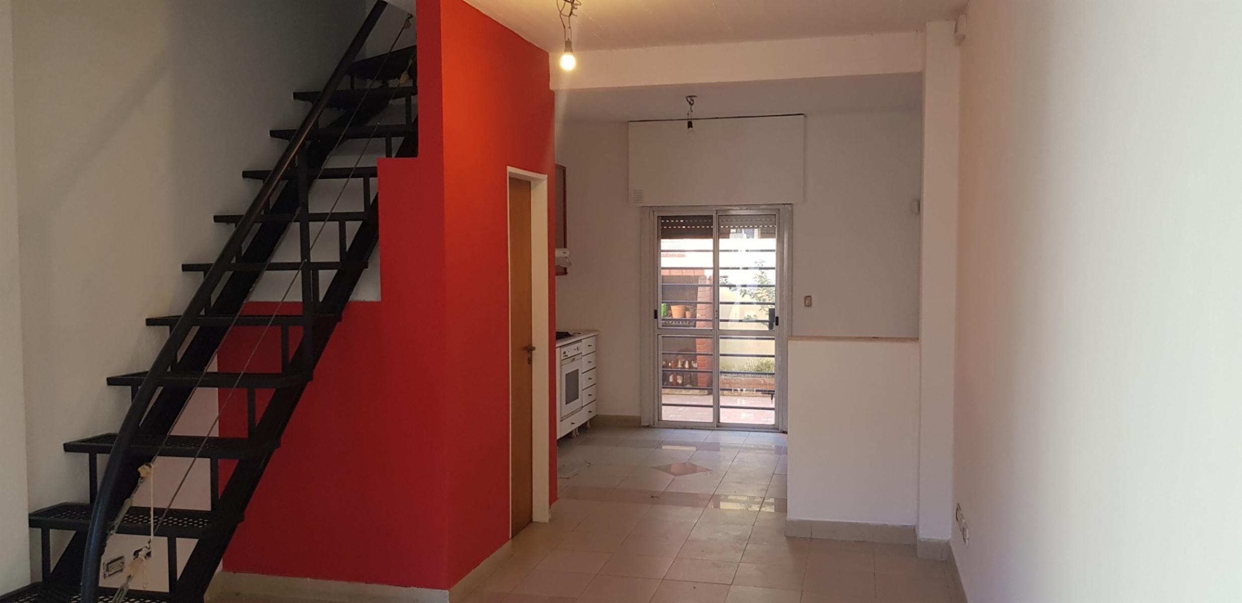 Excelente Triplex en Ramos Mejia Sur, buena ubicacion, 2 domitorios muy luminosos,baño completo, playrron con 2patios,entrada de auto. Oportunidad — foto 4