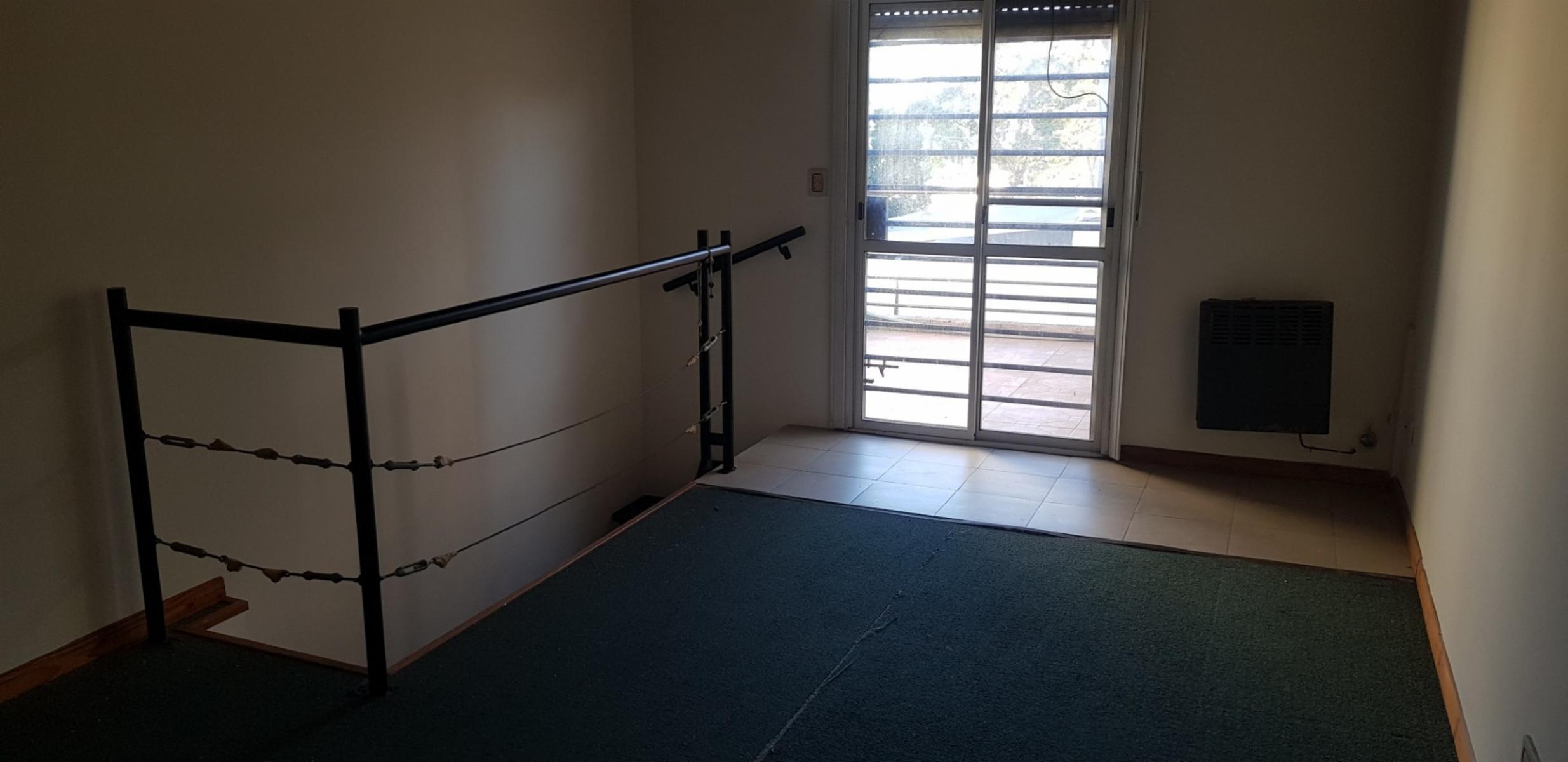 Excelente Triplex en Ramos Mejia Sur, buena ubicacion, 2 domitorios muy luminosos,baño completo, playrron con 2patios,entrada de auto. Oportunidad — foto 5