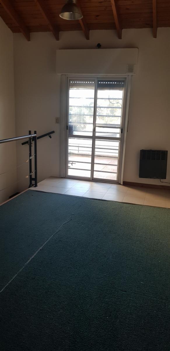 Excelente Triplex en Ramos Mejia Sur, buena ubicacion, 2 domitorios muy luminosos,baño completo, playrron con 2patios,entrada de auto. Oportunidad — foto 7