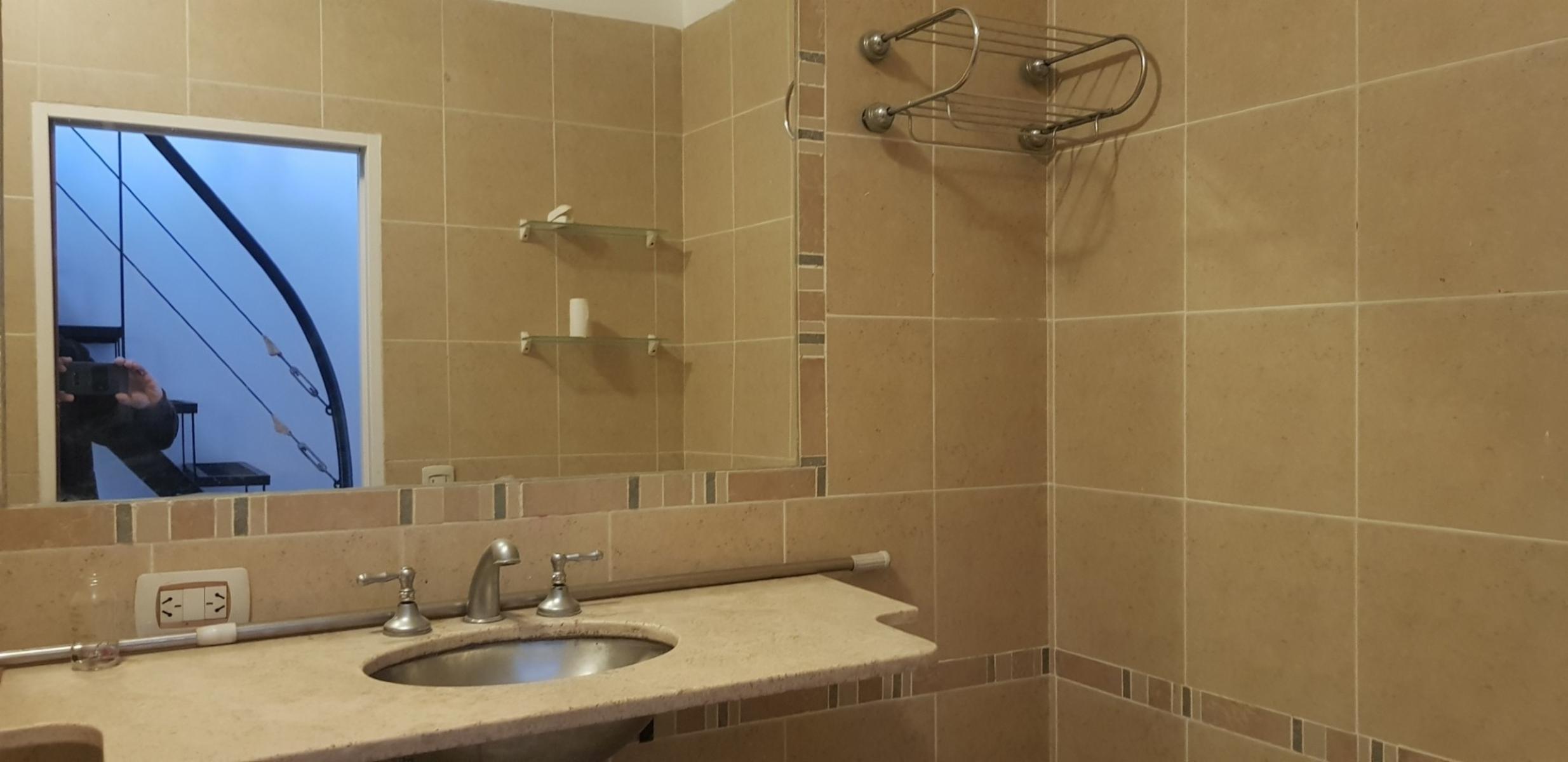 Excelente Triplex en Ramos Mejia Sur, buena ubicacion, 2 domitorios muy luminosos,baño completo, playrron con 2patios,entrada de auto. Oportunidad — foto 9