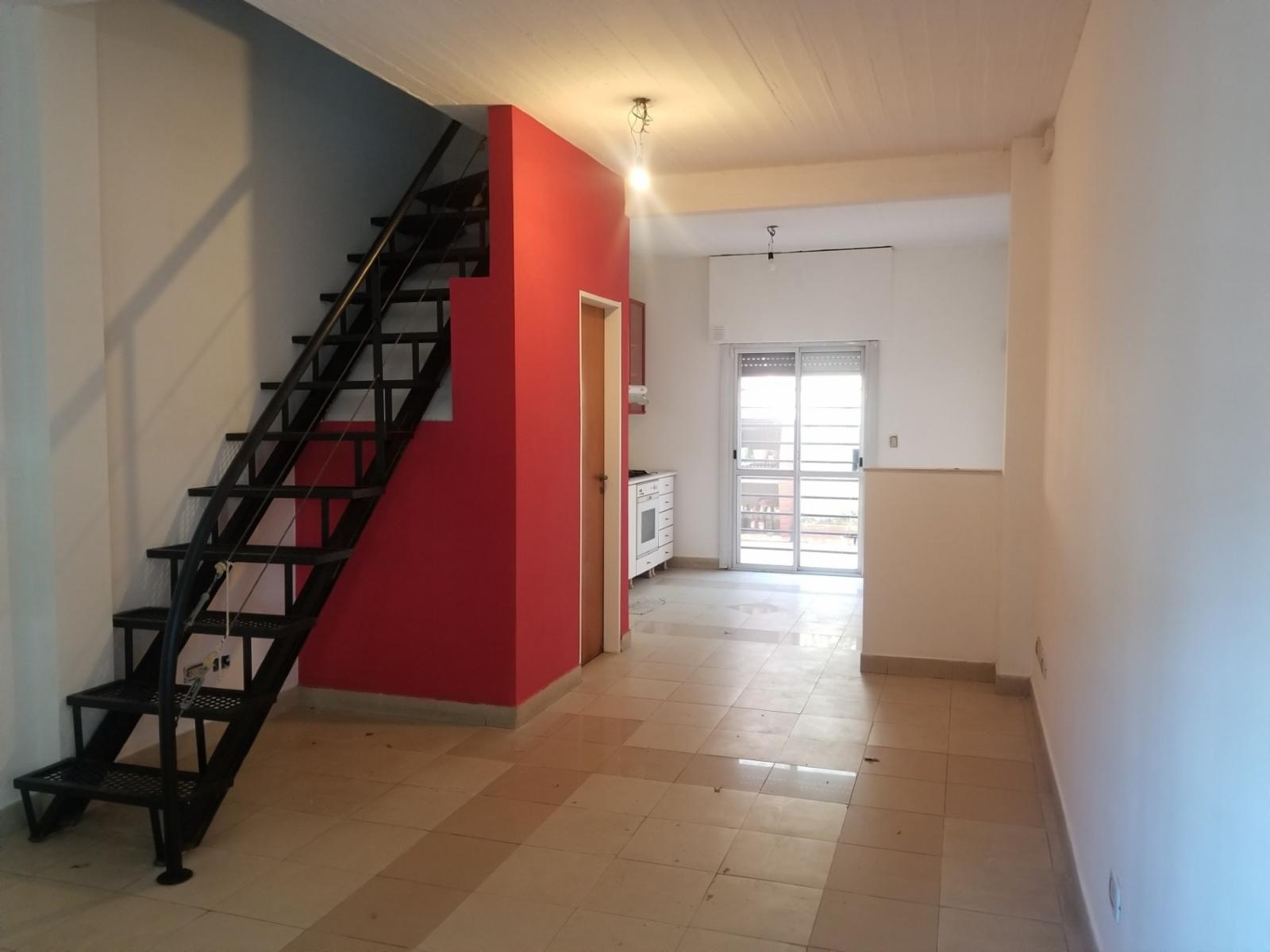 Excelente Triplex en Ramos Mejia Sur, buena ubicacion, 2 domitorios muy luminosos,baño completo, playrron con 2patios,entrada de auto. Oportunidad — foto 11