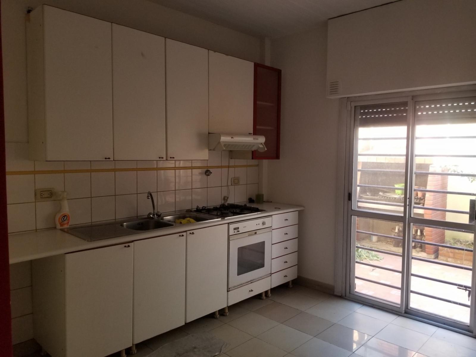 Excelente Triplex en Ramos Mejia Sur, buena ubicacion, 2 domitorios muy luminosos,baño completo, playrron con 2patios,entrada de auto. Oportunidad — foto 12