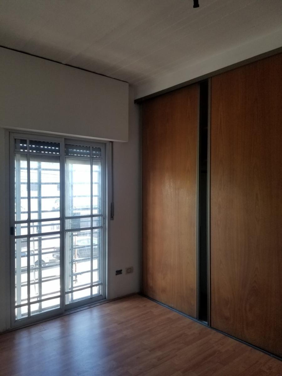 Excelente Triplex en Ramos Mejia Sur, buena ubicacion, 2 domitorios muy luminosos,baño completo, playrron con 2patios,entrada de auto. Oportunidad — foto 13