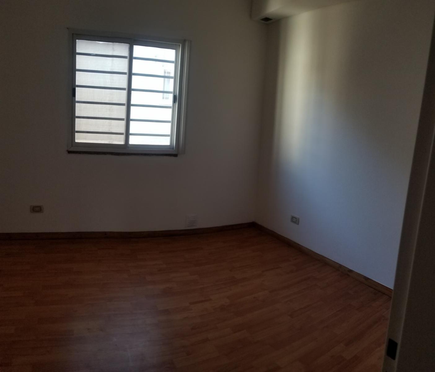 Excelente Triplex en Ramos Mejia Sur, buena ubicacion, 2 domitorios muy luminosos,baño completo, playrron con 2patios,entrada de auto. Oportunidad — foto 14