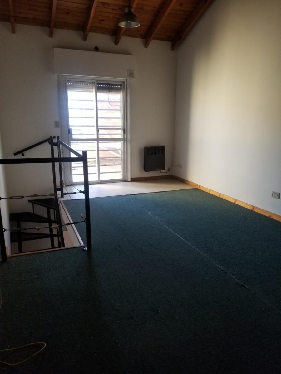 Excelente Triplex en Ramos Mejia Sur, buena ubicacion, 2 domitorios muy luminosos,baño completo, playrron con 2patios,entrada de auto. Oportunidad — foto 15
