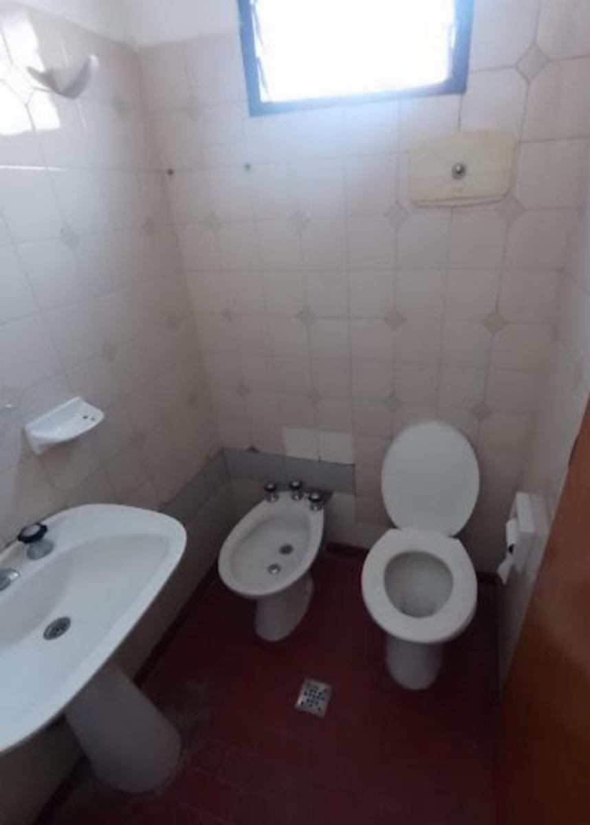 Oportunidad. Depto 2 ambientes en zona comercial de calle Arieta en PB, con jardin al frente.. Amplio living comedor y planta superior dormitorio y lavadero. Oportunidad