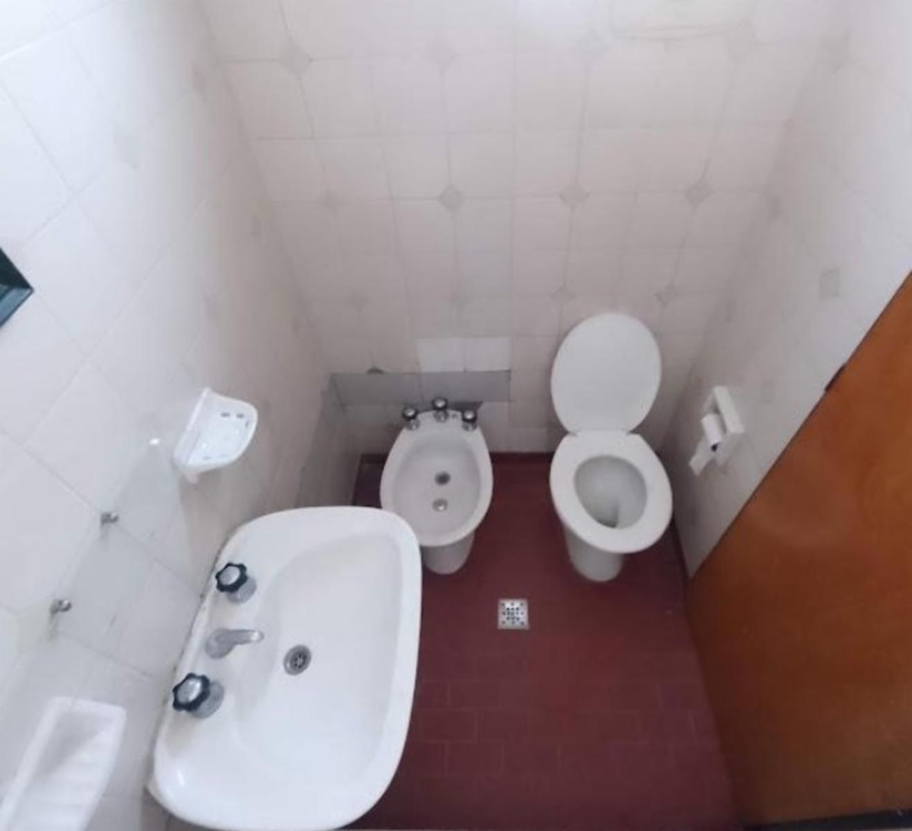 Oportunidad. Depto 2 ambientes en zona comercial de calle Arieta en PB, con jardin al frente.. Amplio living comedor y planta superior dormitorio y lavadero. Oportunidad — foto 2
