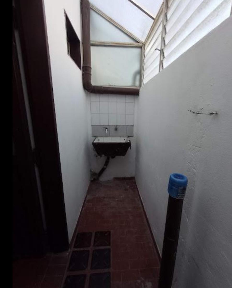 Oportunidad. Depto 2 ambientes en zona comercial de calle Arieta en PB, con jardin al frente.. Amplio living comedor y planta superior dormitorio y lavadero. Oportunidad — foto 3