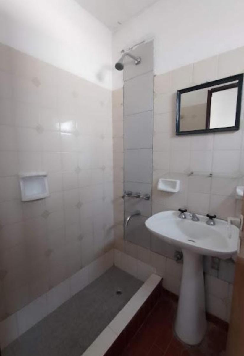 Oportunidad. Depto 2 ambientes en zona comercial de calle Arieta en PB, con jardin al frente.. Amplio living comedor y planta superior dormitorio y lavadero. Oportunidad — foto 4
