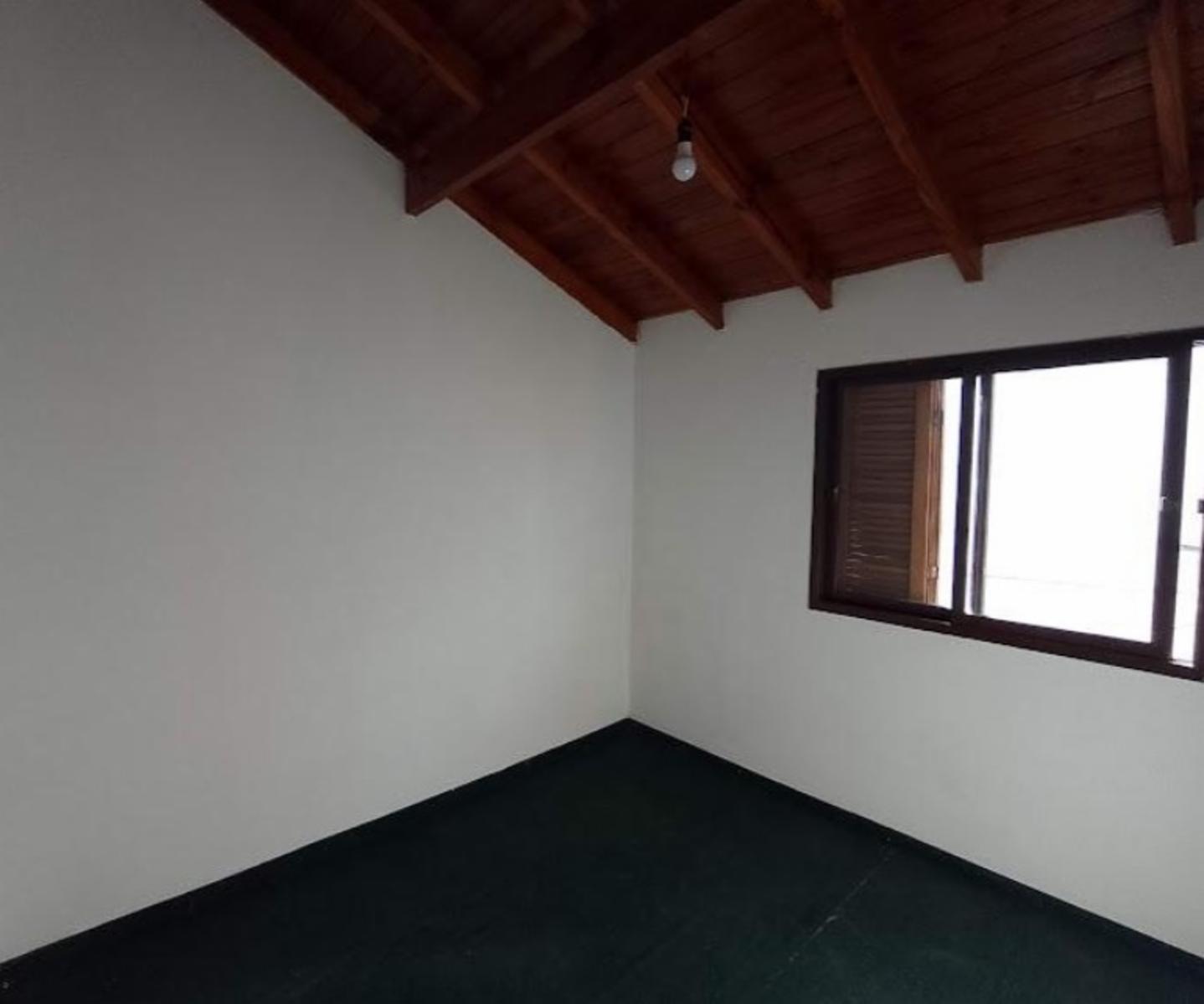 Oportunidad. Depto 2 ambientes en zona comercial de calle Arieta en PB, con jardin al frente.. Amplio living comedor y planta superior dormitorio y lavadero. Oportunidad — foto 5