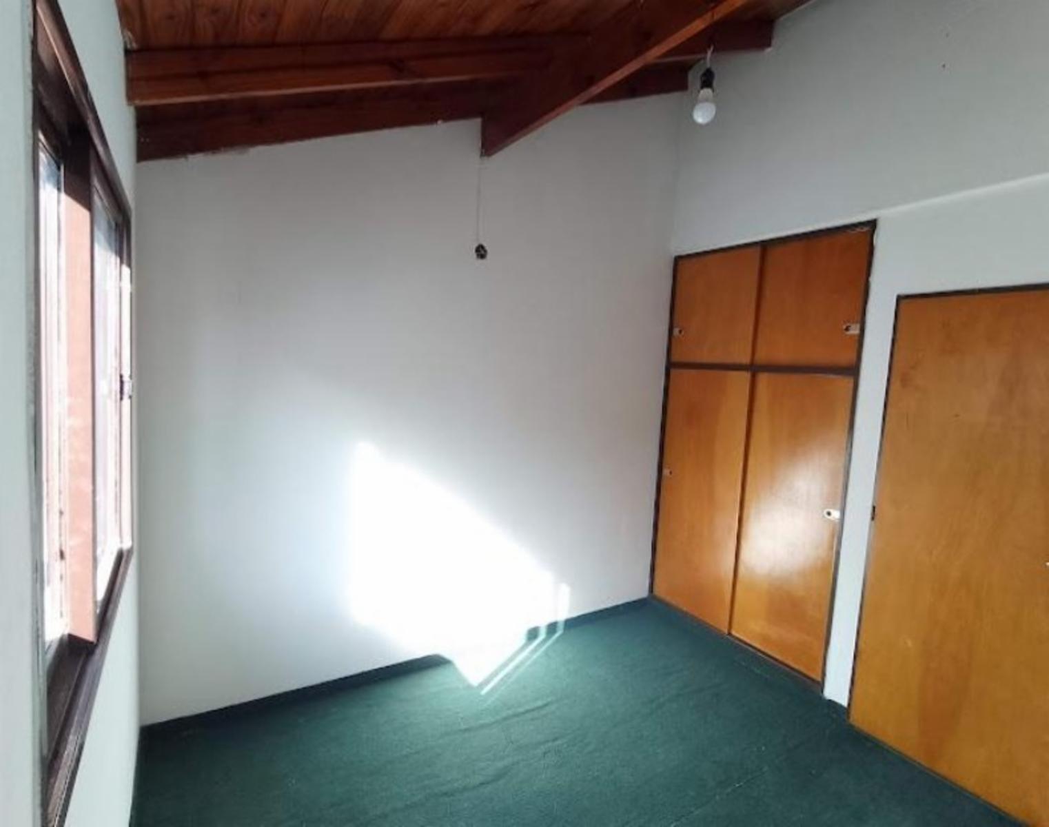 Oportunidad. Depto 2 ambientes en zona comercial de calle Arieta en PB, con jardin al frente.. Amplio living comedor y planta superior dormitorio y lavadero. Oportunidad — foto 6