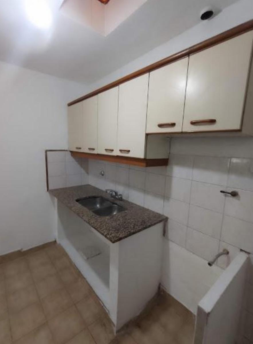 Oportunidad. Depto 2 ambientes en zona comercial de calle Arieta en PB, con jardin al frente.. Amplio living comedor y planta superior dormitorio y lavadero. Oportunidad — foto 7