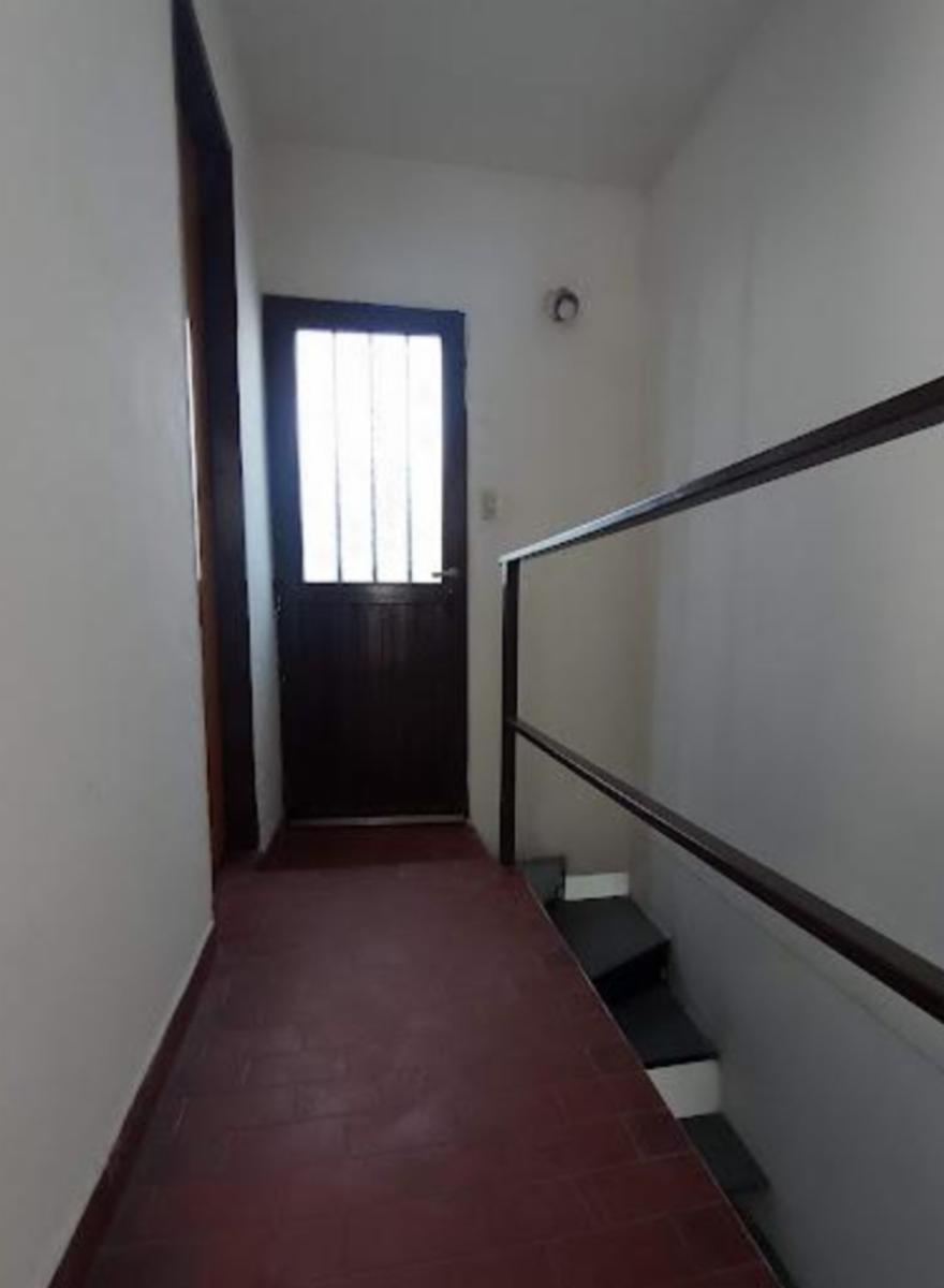 Oportunidad. Depto 2 ambientes en zona comercial de calle Arieta en PB, con jardin al frente.. Amplio living comedor y planta superior dormitorio y lavadero. Oportunidad — foto 9