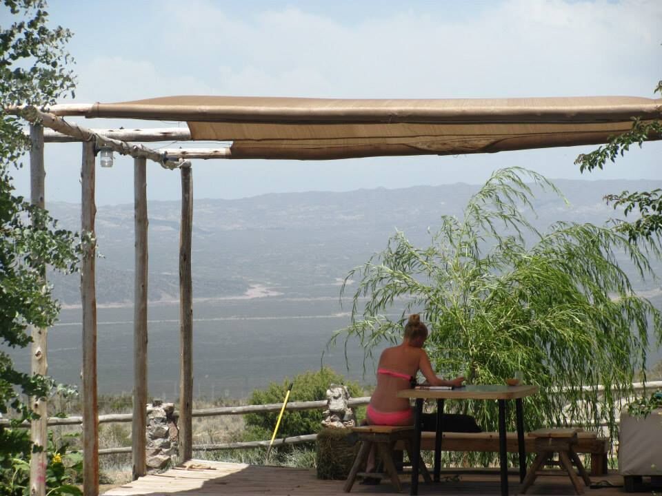 Hostería Ecológica dentro de un terreno de 6300 m2. Esta hostería a sido galardonada por su cuidado del medio ambiente, ya que se abastece con energías alternativas, como ser la eólica y la solar.- - 1