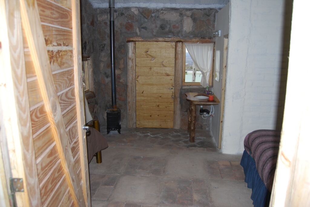 Hostería Ecológica dentro de un terreno de 6300 m2. Esta hostería a sido galardonada por su cuidado del medio ambiente, ya que se abastece con energías alternativas, como ser la eólica y la solar. - 5