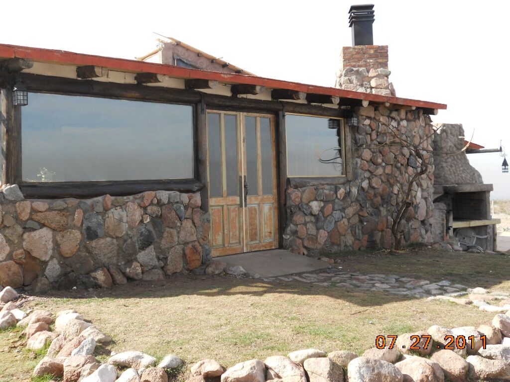 Hostería Ecológica dentro de un terreno de 6300 m2. Esta hostería a sido galardonada por su cuidado del medio ambiente, ya que se abastece con energías alternativas, como ser la eólica y la solar. - 7