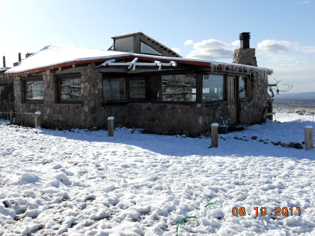 Hostería Ecológica dentro de un terreno de 6300 m2. Esta hostería a sido galardonada por su cuidado del medio ambiente, ya que se abastece con energías alternativas, como ser la eólica y la solar. - 11