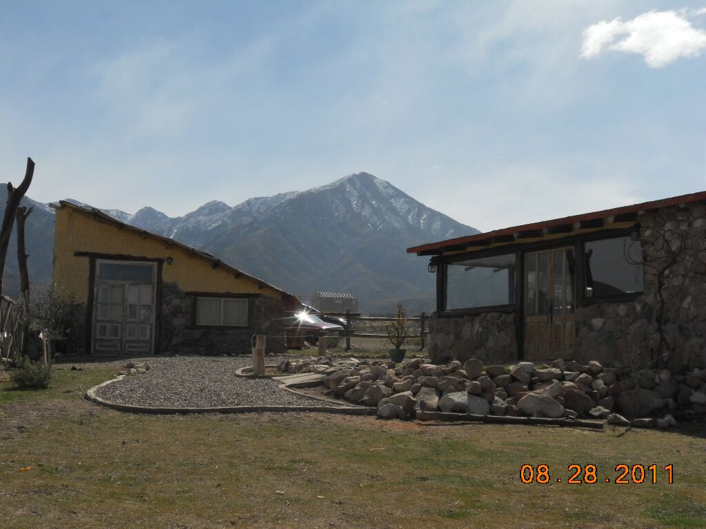 Hostería Ecológica dentro de un terreno de 6300 m2. Esta hostería a sido galardonada por su cuidado del medio ambiente, ya que se abastece con energías alternativas, como ser la eólica y la solar. - 12