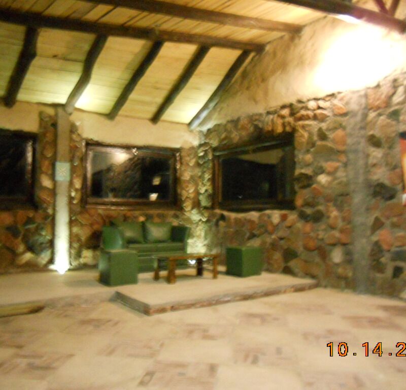Hostería Ecológica dentro de un terreno de 6300 m2. Esta hostería a sido galardonada por su cuidado del medio ambiente, ya que se abastece con energías alternativas, como ser la eólica y la solar. - 13