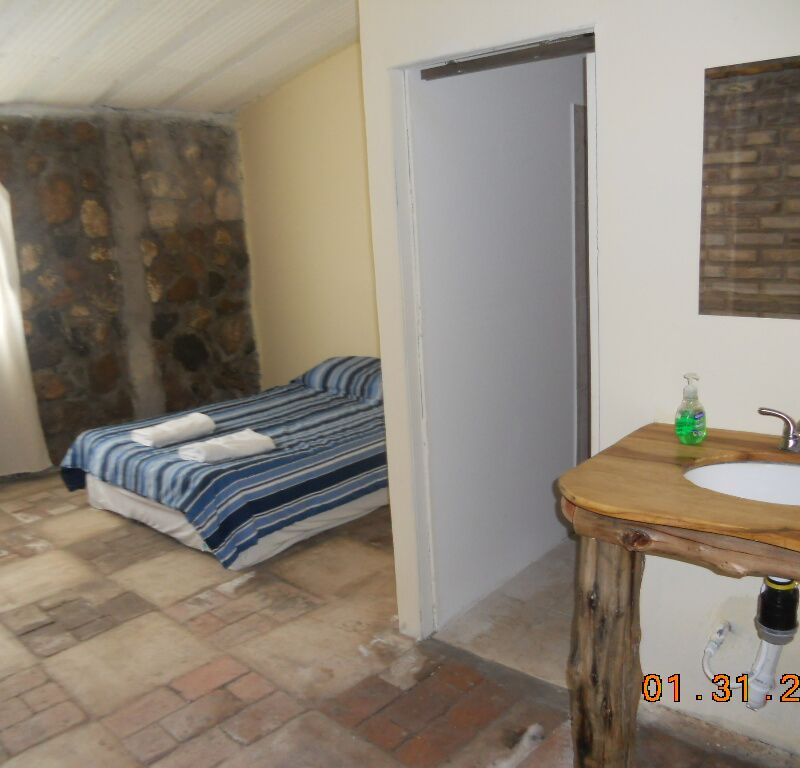 Hostería Ecológica dentro de un terreno de 6300 m2. Esta hostería a sido galardonada por su cuidado del medio ambiente, ya que se abastece con energías alternativas, como ser la eólica y la solar. - 19