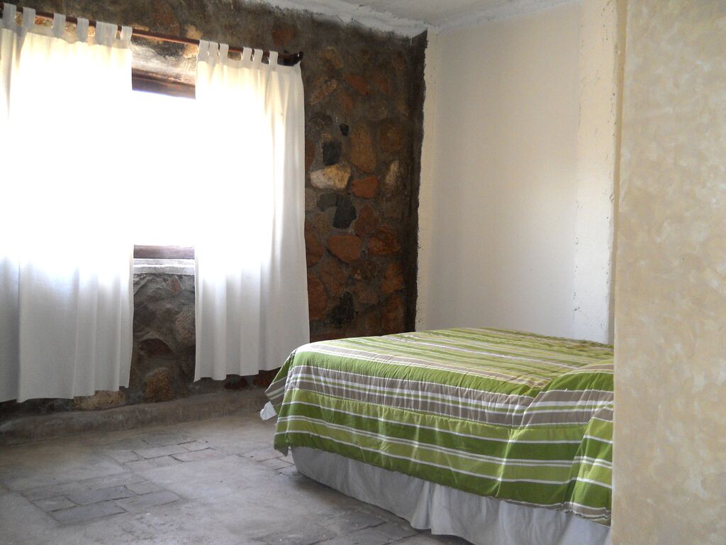 Hostería Ecológica dentro de un terreno de 6300 m2. Esta hostería a sido galardonada por su cuidado del medio ambiente, ya que se abastece con energías alternativas, como ser la eólica y la solar. - 20