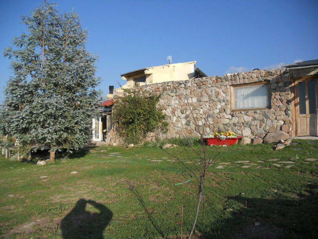 Hostería Ecológica dentro de un terreno de 6300 m2. Esta hostería a sido galardonada por su cuidado del medio ambiente, ya que se abastece con energías alternativas, como ser la eólica y la solar. - 21