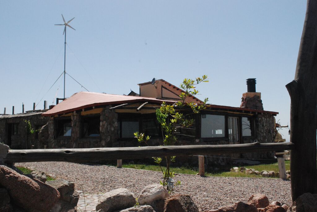 Hostería Ecológica dentro de un terreno de 6300 m2. Esta hostería a sido galardonada por su cuidado del medio ambiente, ya que se abastece con energías alternativas, como ser la eólica y la solar. - 27